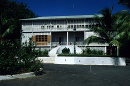 Archipel-des-Comores;-Architecture;-Bâtiment-colonial;-Drapeau-français;-Façade-blanche;-France;-Histoire;-Institutions;-Kaleidos;-Kaleidos-images;-La-parole-à-limage;-Laurent-Abad;-Mayotte;-Océan-Indien;-Stories-Pictures